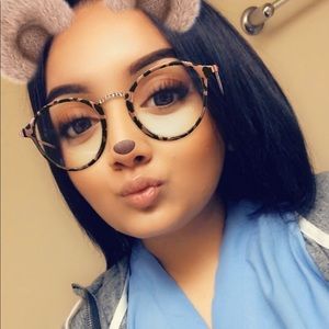 Meet your Posher, Esmeralda